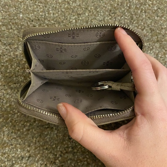 Tory Burch tan wallet 👡👜👝 New condition, no rips, no scuffs, no stains - Picture 3 of 3